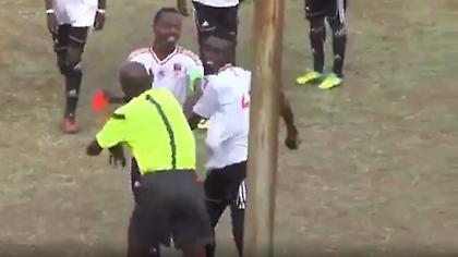 ΑΠΙΣΤΕΥΤΟ: Του έβγαλε κόκκινη και πλακώθηκαν στις μπουνιές (video)