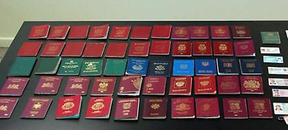 Συνέλαβαν 9 αλλοδαπούς για πλαστά ταξιδιωτικά έγγραφα