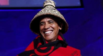 Ο Ομπάμα τυλιγμένος με ινδιάνικη κουβέρτα και με ψάθινο καπέλο -Γιατί το έβγαλε γρήγορα (pics)