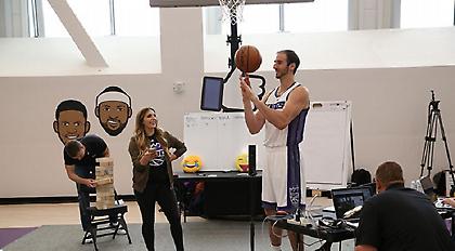 Ο Κουφός τραγουδά στη media day των Κινγκς (video)