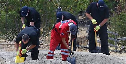 Στο μικροσκόπιο κομμάτια υφάσματος που βρέθηκαν στο σημείο εξαφάνισης του μικρού Μπεν