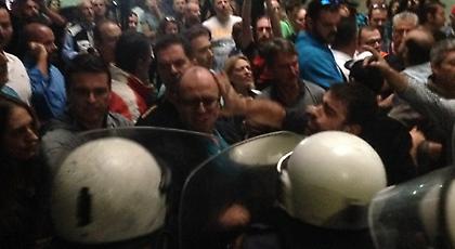 Ξύλο ΜΑΤ-ξενοδοχοϋπαλλήλων έξω από το υπουργείο εργασίας