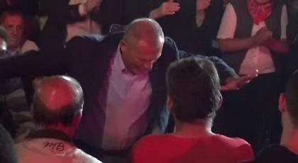 Μεράκλωσε ο Παφίλης στο φεστιβάλ της ΚΝΕ -Χόρεψε βαρύ ζεϊμπέκικο (video)