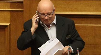 Ευτράπελα στη Βουλή: Μιλώντας στο κινητό ανέβηκε στο βήμα ο βουλευτής με την Πόρσε (video)