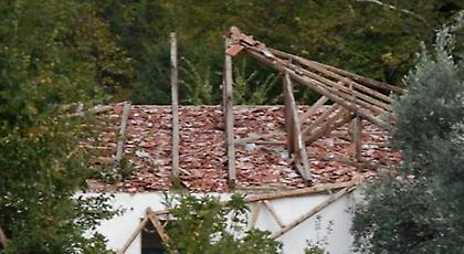 Πρόσφυγες ξήλωσαν τη σκεπή της Μονής Πέτρας Ολύμπου -Ανάβουν φωτιές για να ζεσταθούν