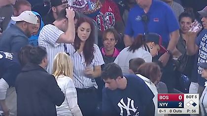 Πήγε να κάνει πρόταση γάμου στο γήπεδο και... έχασε το δαχτυλίδι (video)