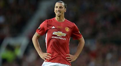 Ο Ζλάταν σουτάρει στα… οπίσθια φίλου του! (video)