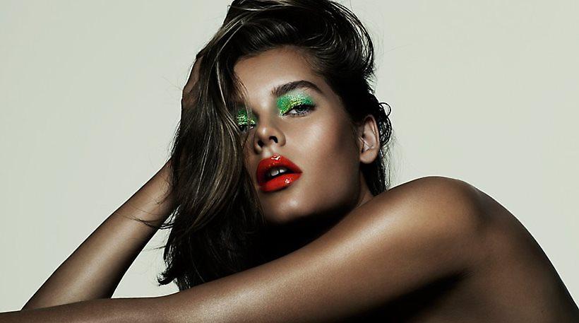 Η Δανέζα Solveig Mork Hansen τόπλες στο φακό