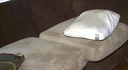 Γύρισε σπίτι της και βρήκε τους κλέφτες να κάνουν σεξ στον καναπέ!