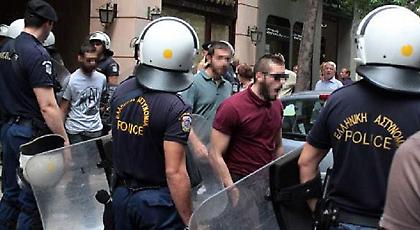 Ο Ρουβίκωνας «μπουκάρει» στο Γηροκομείο Πειραιά γιατί ο Μητροπολίτης έχει απαγορεύσει το κάπνισμα