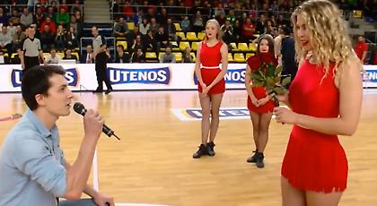 Πρόταση γάμου σε πανέμορφη μαζορέτα (video)