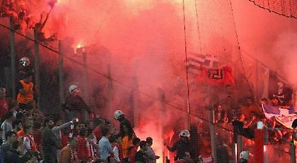 Με σημαία της Χρυσής Αυγής οπαδοί του ΑΠΟΕΛ στο Καραϊσκάκη (pics)