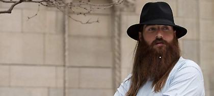 Τώρα και κοσμήματα για... μούσια - Η νέα μόδα (pics)