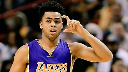 Χειραψία με τον εαυτό του ο Ράσελ (video)