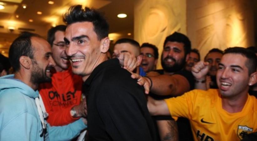 «Ένα» με τον κόσμο της ΑΕΚ ο Λάζαρος!
