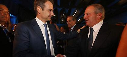 Συνάντηση Μητσοτάκη - Καραμανλή στην Τήνο: Συνέφαγαν παρουσία φίλων