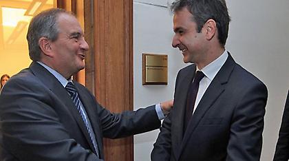 Γεύμα Καραμανλή-Μητσοτάκη στην Τήνο με φόντο την ενότητα της ΝΔ