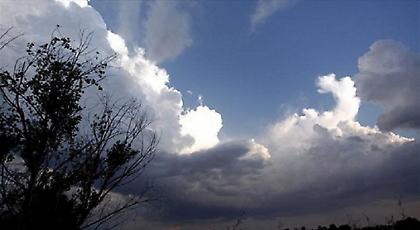 Νεφώσεις με βροχές, αλλά και υψηλές θερμοκρασίες (video)