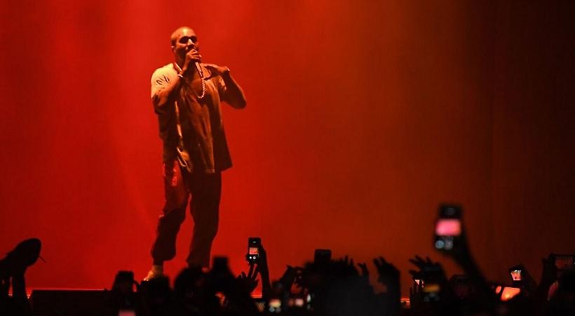 Ο Kanye West σταματά τη συναυλία του μόλις μαθαίνει ότι η Κιμ έπεσε θύμα ληστείας (video)