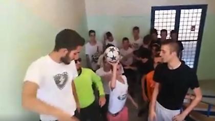 ΕΠΙΚΟ: Παγκόσμιο viral το λύκειο του Χολαργού που κουνάει το σεντόνι του Τσάμπιονς Λιγκ (video)