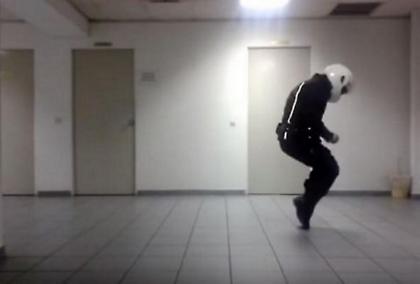 Το βίντεο της χρονιάς: Αστυνομικός χορεύει Μάικλ Τζάκσον και γίνεται viral!