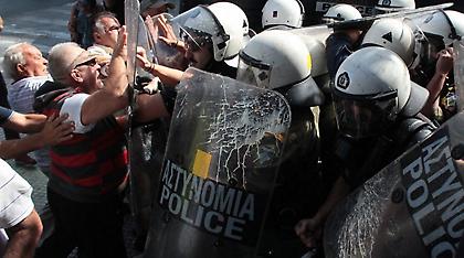 Τα ΜΑΤ ψέκασαν με χημικά τους συνταξιούχους στο Μαξίμου (pics-vids)