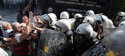 Οργή Τσίπρα για τα χημικά στους συνταξιούχους - Επικοινωνία με Τόσκα