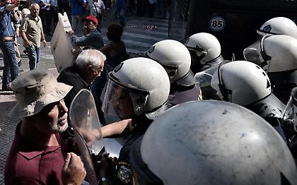 Τέλος στη χρήση χημικών σε πορείες εργαζομένων και συνταξιούχων, μετά την «οργή Τσίπρα»