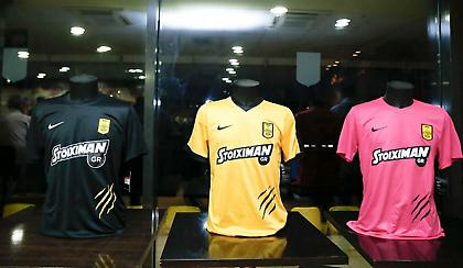 Κλέβει την παράσταση η ροζ φανέλα του Άρη (pics)