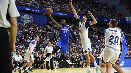 ΤΡΟΜΕΡΟ κάρφωμα Ολαντίπο απέναντι στη Ρεάλ (video)