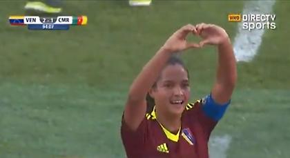 Κορίτσαρος για φίλημα, έβαλε γκολ από το κέντρο (video)