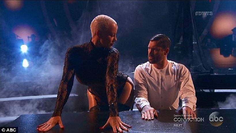 Ο σέξι χορός της ζουμερής Άμπερ στο Dancing with the Stars (video)