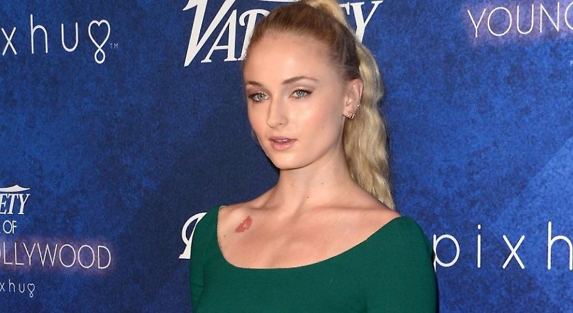 Ποια είναι αυτή και γιατί φιλάει τη Σάνσα του Game of Thrones;