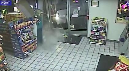 Βίντεο: Μπούκαραν με αγροτικό σε κατάστημα για να «σηκώσουν» ΑΤΜ