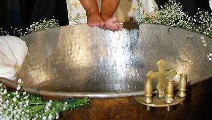 Χαμός σε βάπτιση στο Άργος: Πατέρας διάβασε λίστα με τους εραστές της γυναίκας του!