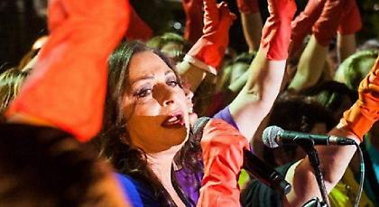 Η Χάρις Αλεξίου μετάνιωσε για τα κόκκινα γάντια: Δεν περίμενα να το οικειοποιηθεί ο ΣΥΡΙΖΑ