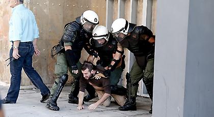 Λαϊκή οργή και ξύλο στη Θεσσαλονίκη -Πολίτες εναντίον ΜΑΤ σε πλειστηριασμό ακινήτου (vid/pics)