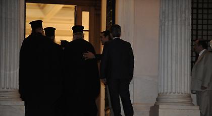 Στο Μαξίμου ο Αρχιεπίσκοπος Ιερώνυμος -Στα σκαλιά τον υποδέχθηκε ο Τσίπρας (pics)
