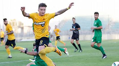 Ασυγκράτητος ο Μπαργκάν: Ο Ντούνης έκανε δηλώσεις και αυτός έδινε φιλιά με την κοπέλα του (video)