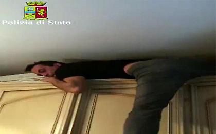 Καλαβρία: Συνελήφθη νονός της μαφίας που κρυβόταν πίσω από ντουλάπα