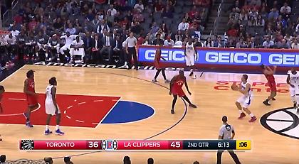 Αυτά ΔΕΝ γίνονται: Ο Γκρίφιν πέταξε παπούτσι στο κεφάλι αντιπάλου (video)