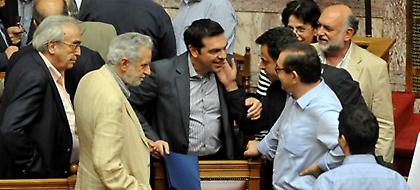 Βουλευτές σε Τσίπρα: «Οι πολίτες είναι πρόθυμοι να υποστούν θυσίες, αρκεί να...»