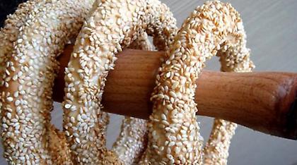 Πρόστιμο 5.000 ευρώ σε άνεργο πατέρα γιατί πουλούσε κουλούρια χωρίς άδεια