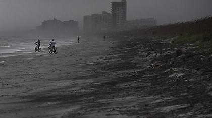 Μόλις 5 μίλια από τη Φλόριντα ο τυφώνας «Μάθιου»