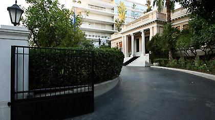 Ευχολόγια το αποτέλεσμα της σύσκεψης στο Μαξίμου για το προσφυγικό