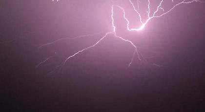 Κατακλυσμός αυτή την ώρα στην Αθήνα -Επεσε το τηλεοπτικό σήμα σε πολλές περιοχές