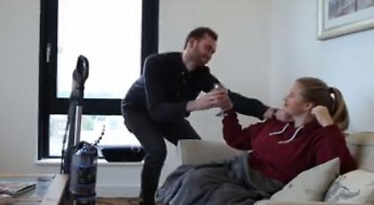 Έτσι συμπεριφέρονται στις γυναίκες τους οι Άγγλοι όταν σταματάει η Premier λόγω εθνικών! (video)