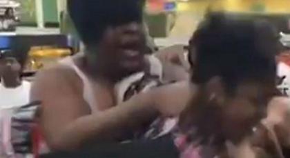 Άγριο ξύλο μεταξύ γυναικών σε πολυκατάστημα για ένα... μπουκάλι νερό (video)