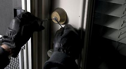 Για γέλια και για κλάματα: Σπείρα έκλεψε 570.000 ευρώ και τα περισσότερα τους τα... πήραν διαρρήκτες