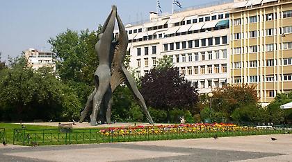 Σοκ: Κρέμασαν αλλοδαπό σε δέντρο στην πλατεία Κλαυθμώνος